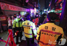 이태원 시민 통행로 확보하는 경찰