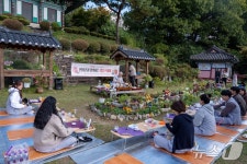 반려동물과 힐링…증평 미륵사 댕플스테이 눈길