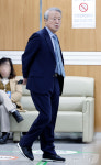 공판 출석 위해 법원 도착한 홍원식 전 남양유업 회장