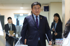 기자간담회 참석하는 윤호중 장관