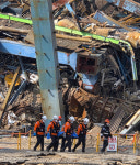 계속되는 구조작업