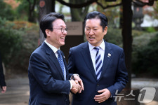 악수하는 김민석 총리와 정청래 대표