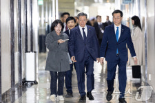 발걸음 옮기는 정성호 장관