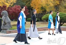 만추 캠퍼스 걷는 시니어모델