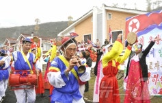 새집들이 행사 참가한 北 운흥군 삼포농장 주민들