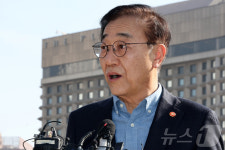 취재진 질문에 답하는 김윤덕 국토부 장관