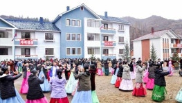 北 양강도 풍서군서 새집들이 경사…전면적 부흥 새 역사