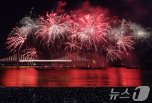 부산 밤바다 수놓는 불꽃