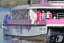 멈춰선 한강버스 102호