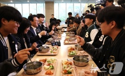 학생식당 찾은 김민석 총리