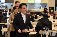 학생식당 찾은 김민석 총리·송미령 장관