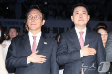 국기에 경례하는 김민석 총리와 장동혁 대표
