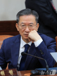 생각에 빠진 정성호 장관
