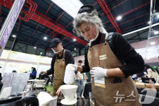 진중하게 내리는 핸드드립 커피