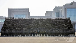 김정은, 사회안전성 전체 장병들과 기념사진 촬영