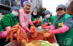 자원봉사자들과 김장 하는 전성수 서초구청장