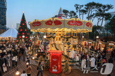 월드파크 잔디광장에 설치된 회전목마