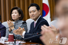 손뼉치는 장동혁 국민의힘 대표