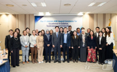 기념 촬영하는 구혁채 제1차관