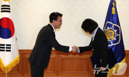 김민석 총리, 이미선 기상청장 임명장 수여