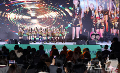 보육인 한마당 축제에서 공연하는 아이들