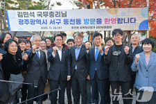 김민석 총리, 광주 서구 동천동 상점가 방문