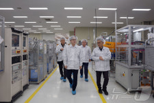 김정관 장관, 자동자 전장부품 생산공장 방문