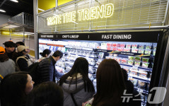 북적이는 이마트 24 플래그십스토어 ‘트랜드랩 성수점’