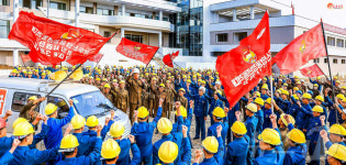 신의주온실종합농장 완공에 나선 청년 돌격대원들