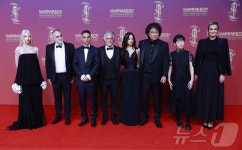 봉준호, 셀린 송·제나 오르테가·안야 테일러 조이와 함께