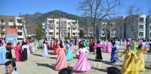 北 살림집이용증 받은 문천시 새솔농장 주민들 조명