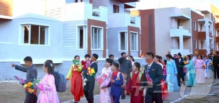 새 주택 입주하는 북한 강원도 천내군 주민들