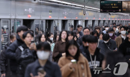 준법운행 시작된 서울 지하철, 출근길 서두르는 시민들