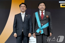 금탑산업훈장 수여하는 김민석 국무총리