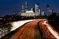계엄 이기고 불 밝힌 국회