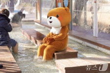 온천수에 발 담그고 설경 감상…겨울에도 수안보서 족욕 체험