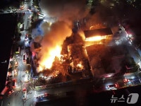 제주 토평공업단지 야적장 화재 현장 진화 나선 소방당국