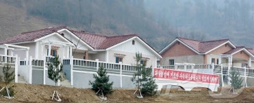 北, 철산군 동천농장·송원군 전창농장서 새집들이 경사…다수확운동 힘있게 벌리자