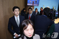 기자회견 마친 국민의힘