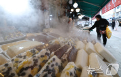 김이 모락모락 나는 갓 만든 떡