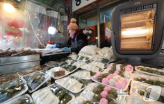 김이 모락모락 나는 갓 만든 떡