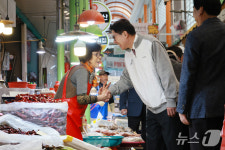 박형준 부산시장, 개금골목시장 찾아 민생 현장 점검