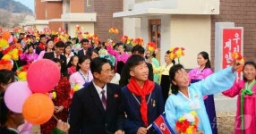 北 평성시 청옥·자산농장 등에서 살림집 입사모임…명절처럼 흥성여