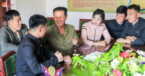 北 청년들과 사업에 힘 넣고 있어…평양시농촌경리위원회 금대농장 초급당일꾼 조명