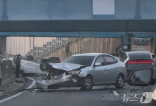 진주 남해고속도로서 4중 추돌…1명 부상