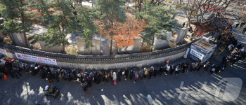 추위에도 줄 길게 늘어선 무료급식소