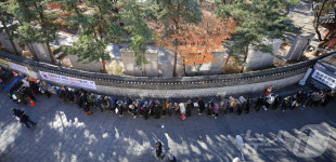 추위에도 줄 길게 늘어선 무료급식소