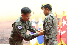 최정예 전투원에 휘장 달아주는 김규하 육군참모총장