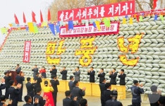 북한 재령군 삼지강농장 국가알곡생산계획 넘쳐 수행 선전