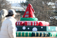 크리스마스트리로 변신한 분수대